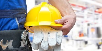 Bauarbeiter mit Helm und Handschuhen